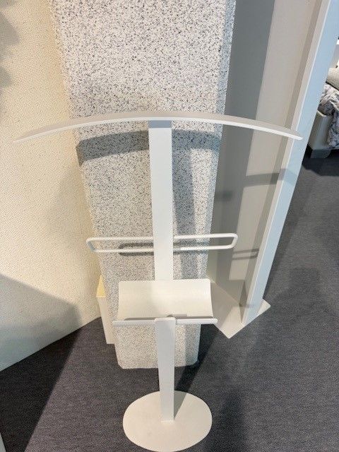 Resistub dressboy Valet